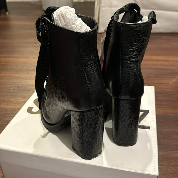 Schutz NWT Zhara Burned Leather Black Lace Boots with block heel & extra laces. - Picture 5 of 8